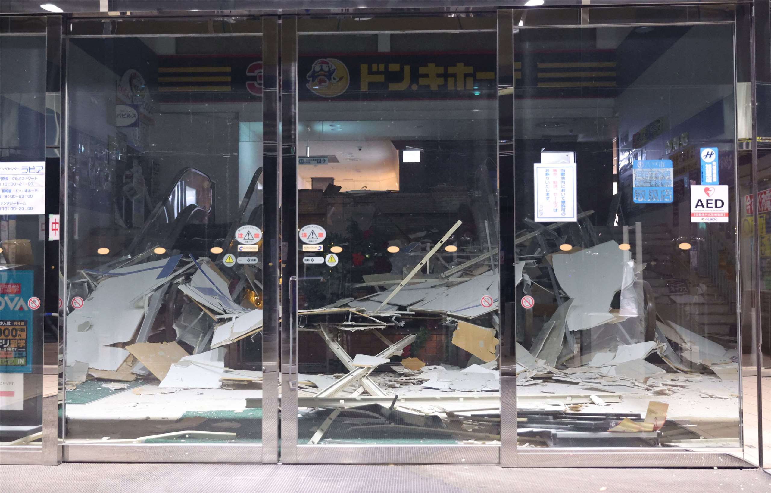 日本青森縣8日深夜發生強震，當地一間公司受到嚴重毀損。