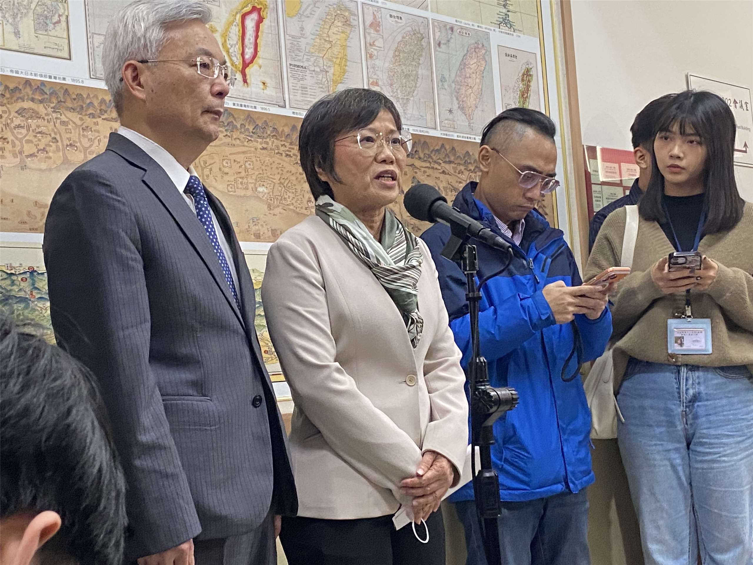 內政部長劉世芳22日在立法院接受媒體聯訪。(陳念宜 攝)