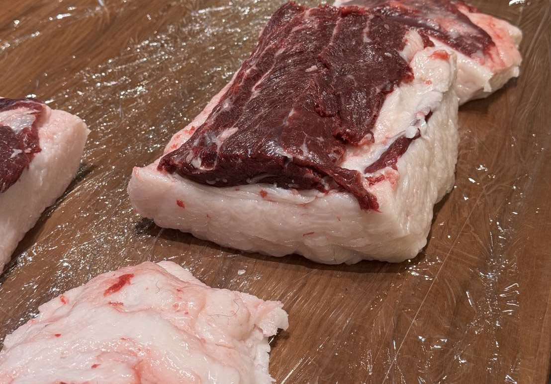 自日本致命熊襲事件激增以來，對熊肉料理的需求隨之大幅增長。圖為熊肉。(福澤喬攝)