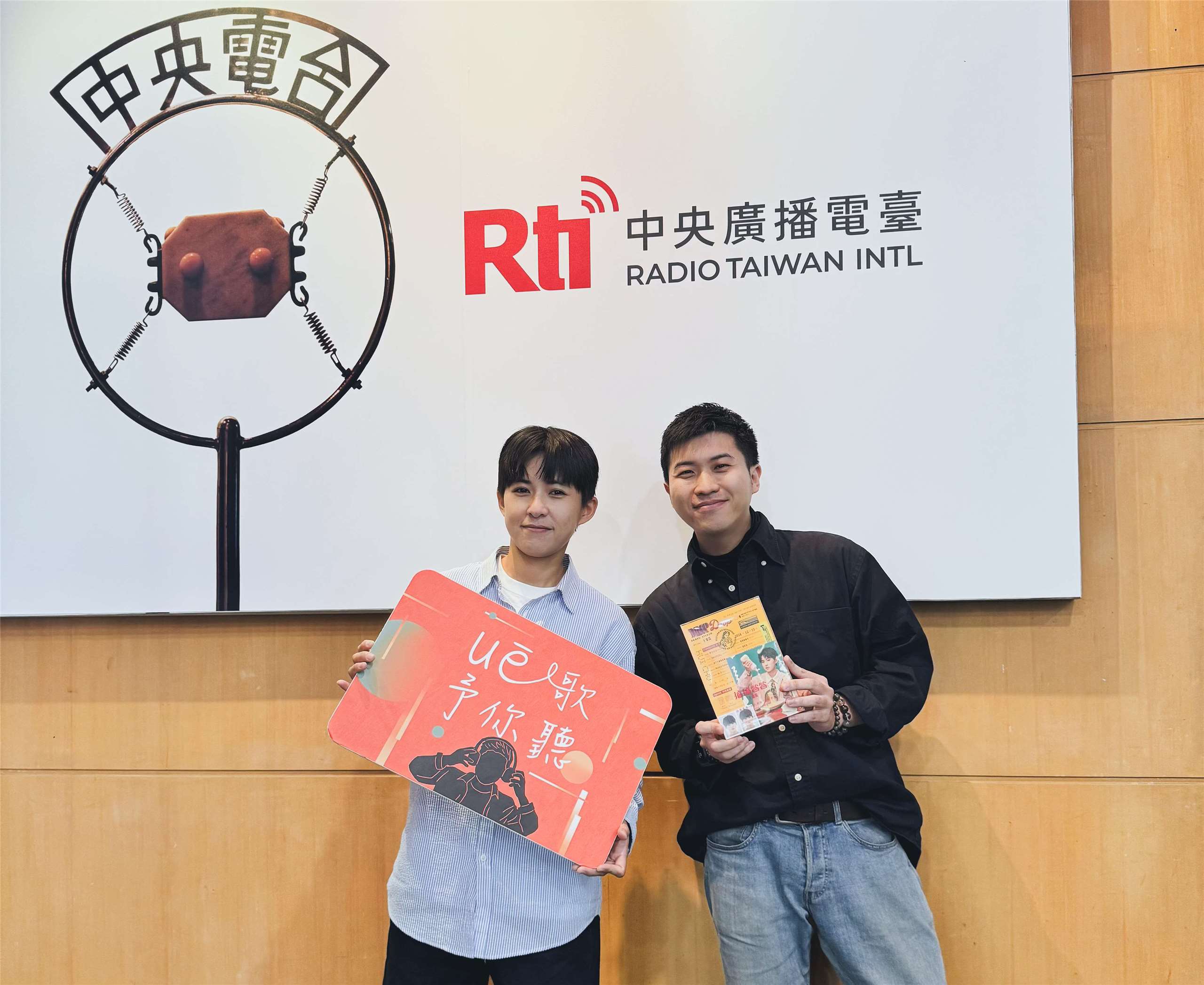 主持人內克與來賓王彙筑（左）