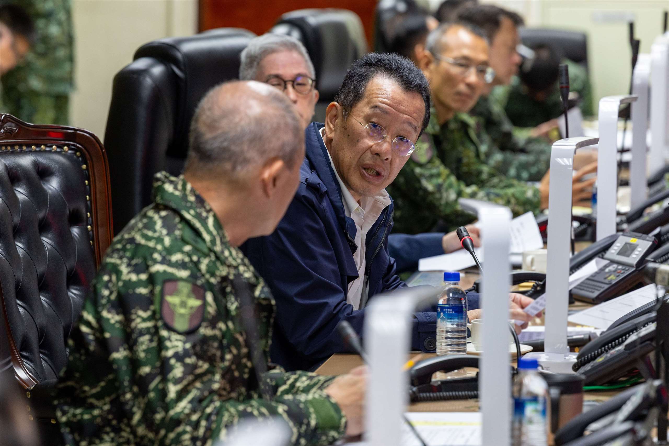 共軍遠火部隊30日上午對台灣北部海域實施實彈射擊，國防部長顧立雄率重要幹部於聯合作戰指揮中心全程掌握。(國防部提供)