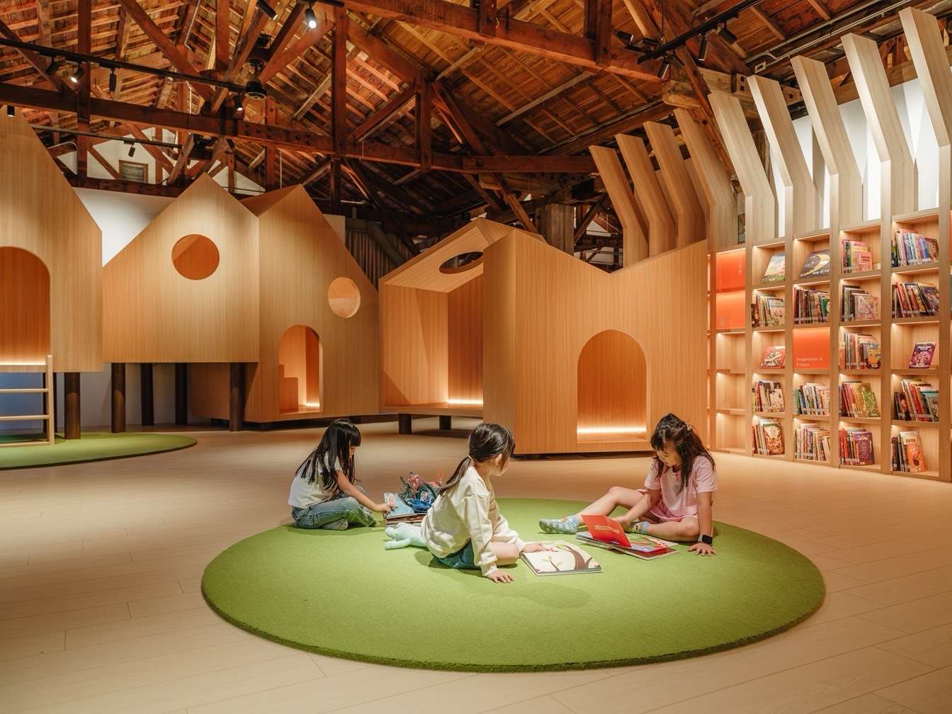 「繪本故事屋」設計保留建物木屋架的質地與歲月痕跡。(文化部提供)