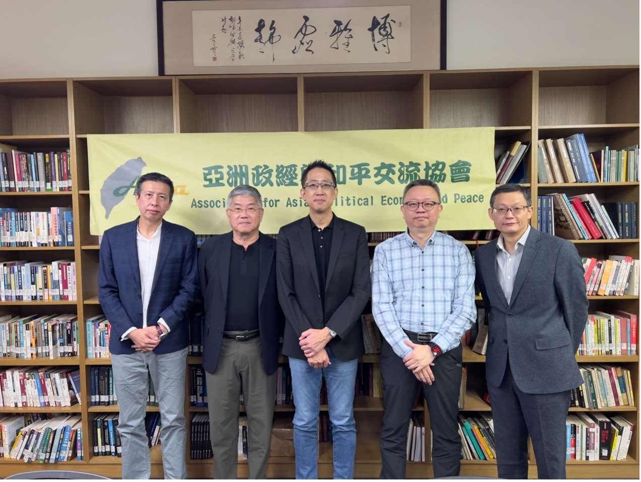 紐西蘭坎特伯里大學陳永福教授認為，台灣具備跨區域合作的影響力。左起：林子立、陳永福、張峻豪、蔡東杰與吳俊德等政治學者。圖：東海大學政治學系提供
