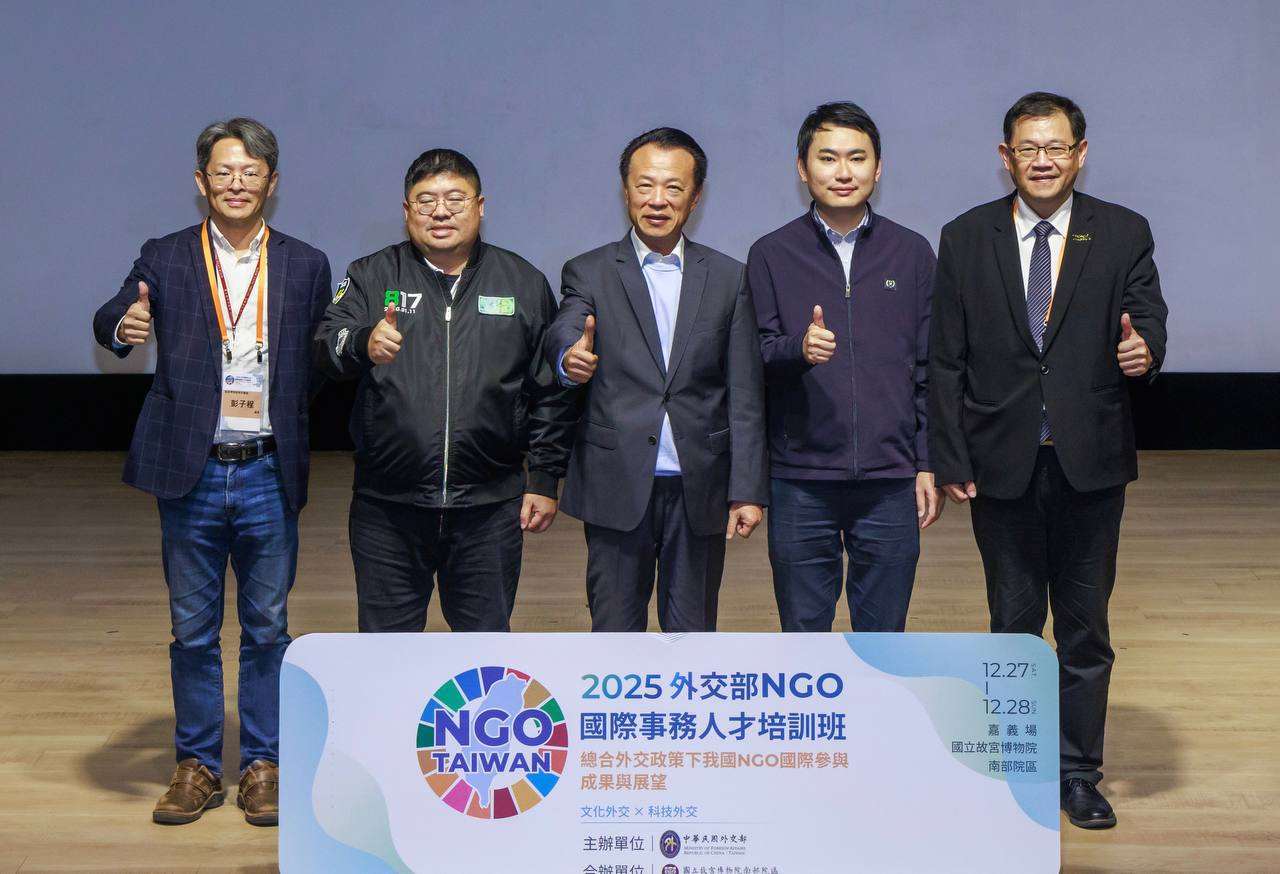 「2025 NGO國際事務人才培訓班」嘉義場27日舉行開幕式，嘉義縣長翁章梁（中）、立委蔡易餘（左2）、陳冠廷（右2）等人出席。（外交部提供）