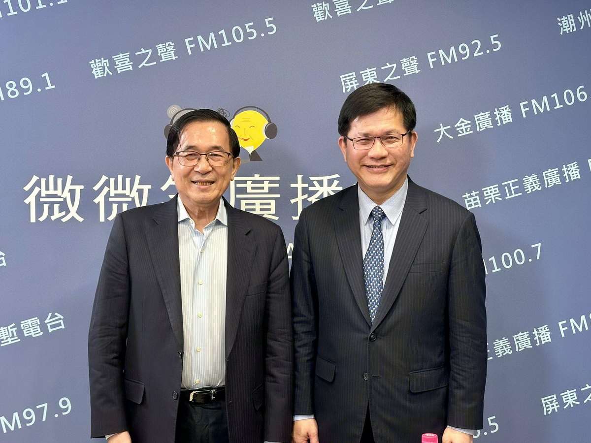 外交部長林佳龍(右)日前接受前總統陳水扁(左)主持的廣播節目專訪，說明「價值外交」理念與「總合外交」政策 (圖取自林佳龍臉書)