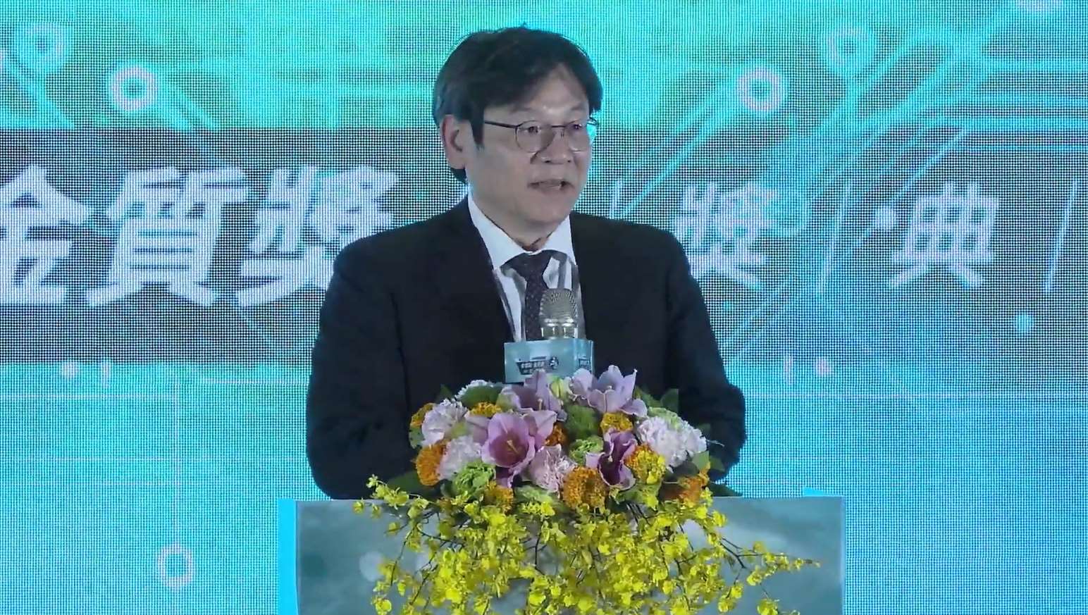 國發會8日舉行「第22屆機關檔案管理金檔獎暨金質獎」頒獎典禮，國發會主委葉俊顯（圖）感謝13個得獎機關及13位檔案工作者用專業的熱情守護這些珍貴的記錄。 (翻攝自FB@國家檔案館 National Archives)