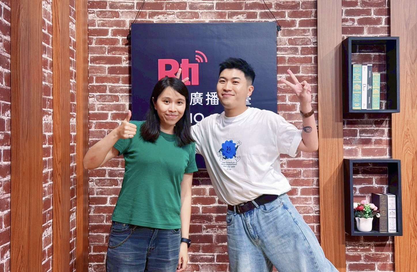 影評Viola（左）與主持人內克