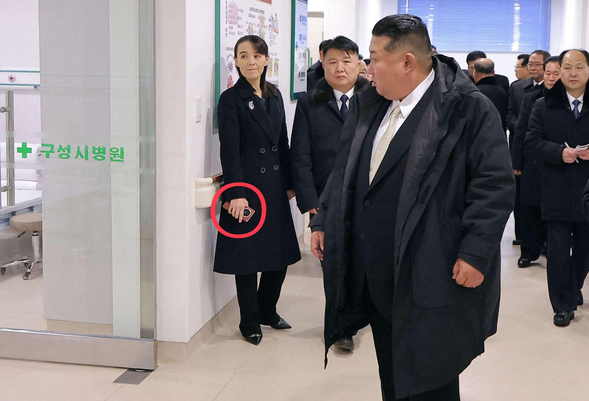 北韓領導人金正恩(Kim Jong Un)大權在握的胞妹金與正(Kim Yo Jong)，被發現可能使用中國製的折疊式智慧型手機。(AFP/KCNA)