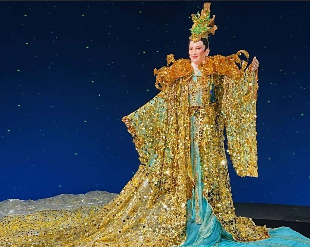 楊麗花對於個人首次大型展覽相當重視，還親自在展覽入口處打造由她親自監製的身穿華麗戲服的仿真人形，迎接戲迷到來。(傳藝中心提供)