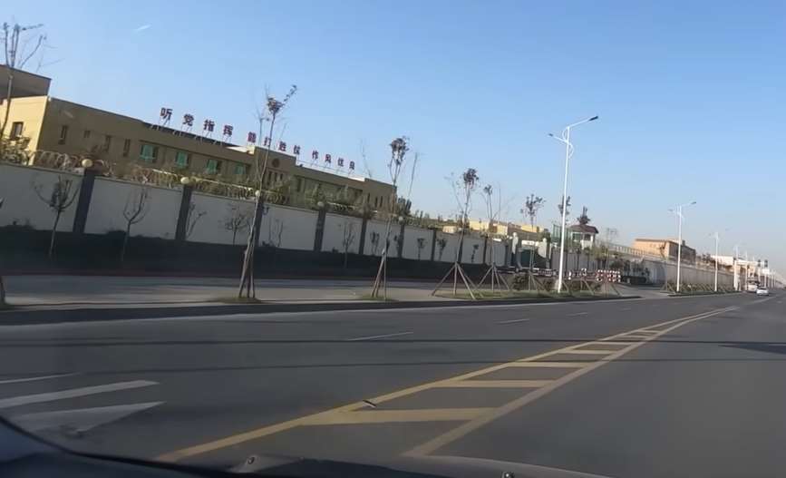 中國青年關恆四年前曾冒險進入新疆地區拍攝當地拘留營(圖左邊建築物)狀況，隨後出逃進入美國，但目前遭美國移民局拘留。(YT@guanguan)