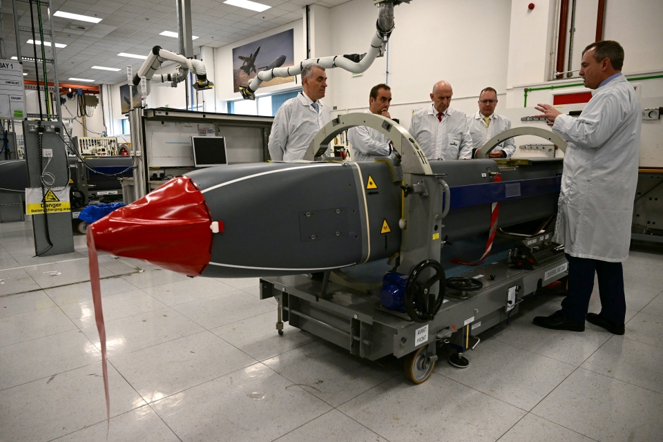 英國國防大臣希利(John Healey)(中)與法國國防部長勒克努(Sebastien Lecornu)7月間視察「暴風之影」（Storm Shadow）巡弋飛彈。(檔案照)