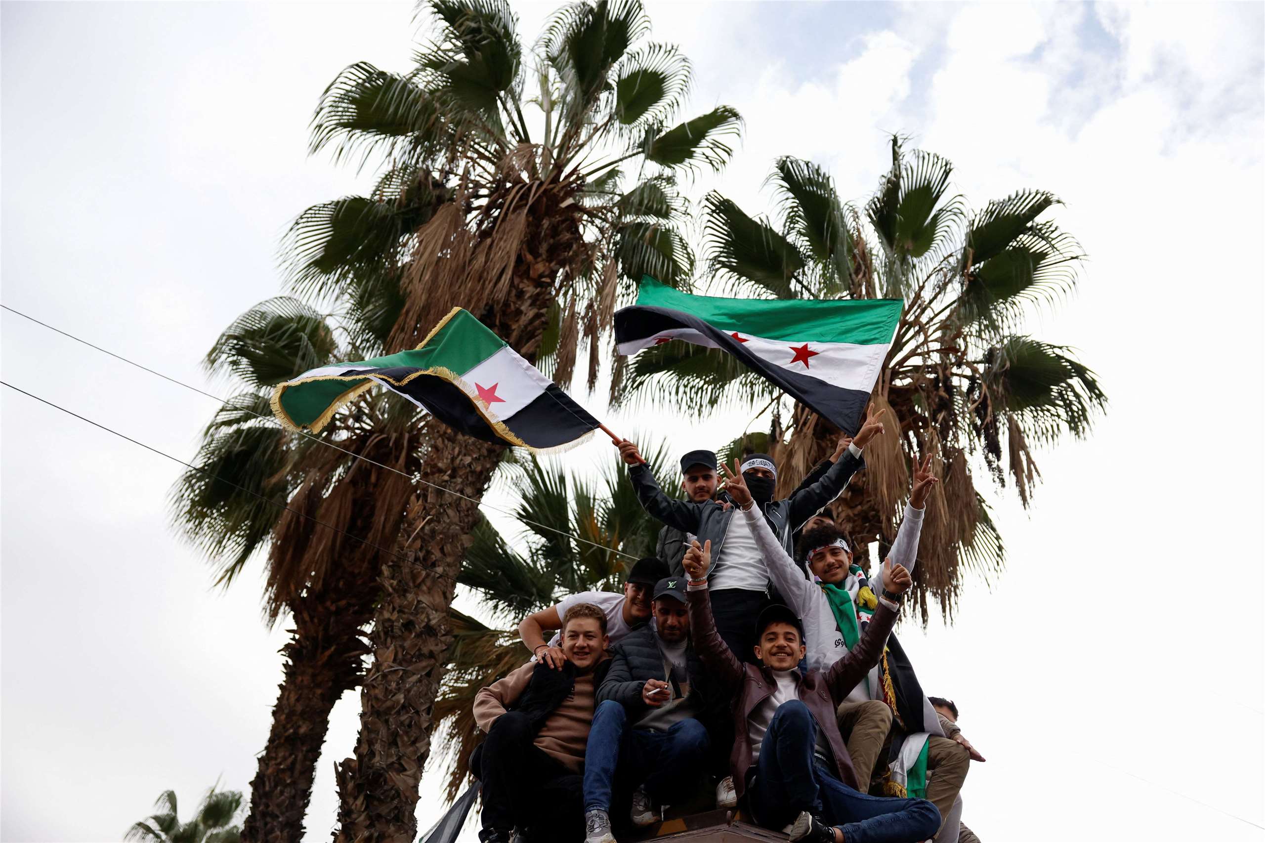 敘利亞人們聚集在大馬士革的奧米亞廣場，慶祝阿薩德政權垮台一週年。