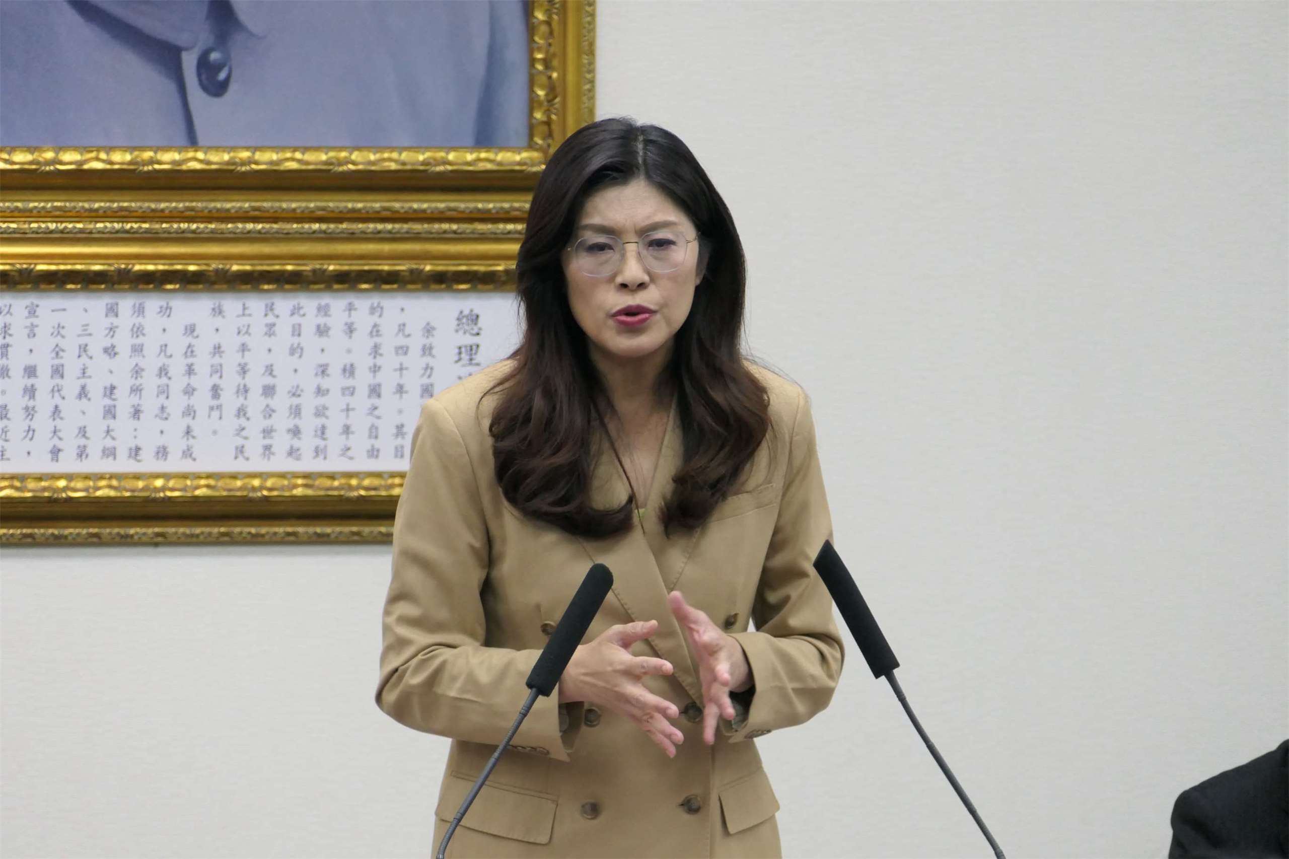 外傳國民黨主席鄭麗文與中共總書記習近平可能於明年農曆年前後會晤，而北京對此提出「3張門票」前提。國民黨主席鄭麗文今天(10日)嚴正澄清說，該篇報導完全屬編故事。(趙婉淳 攝)