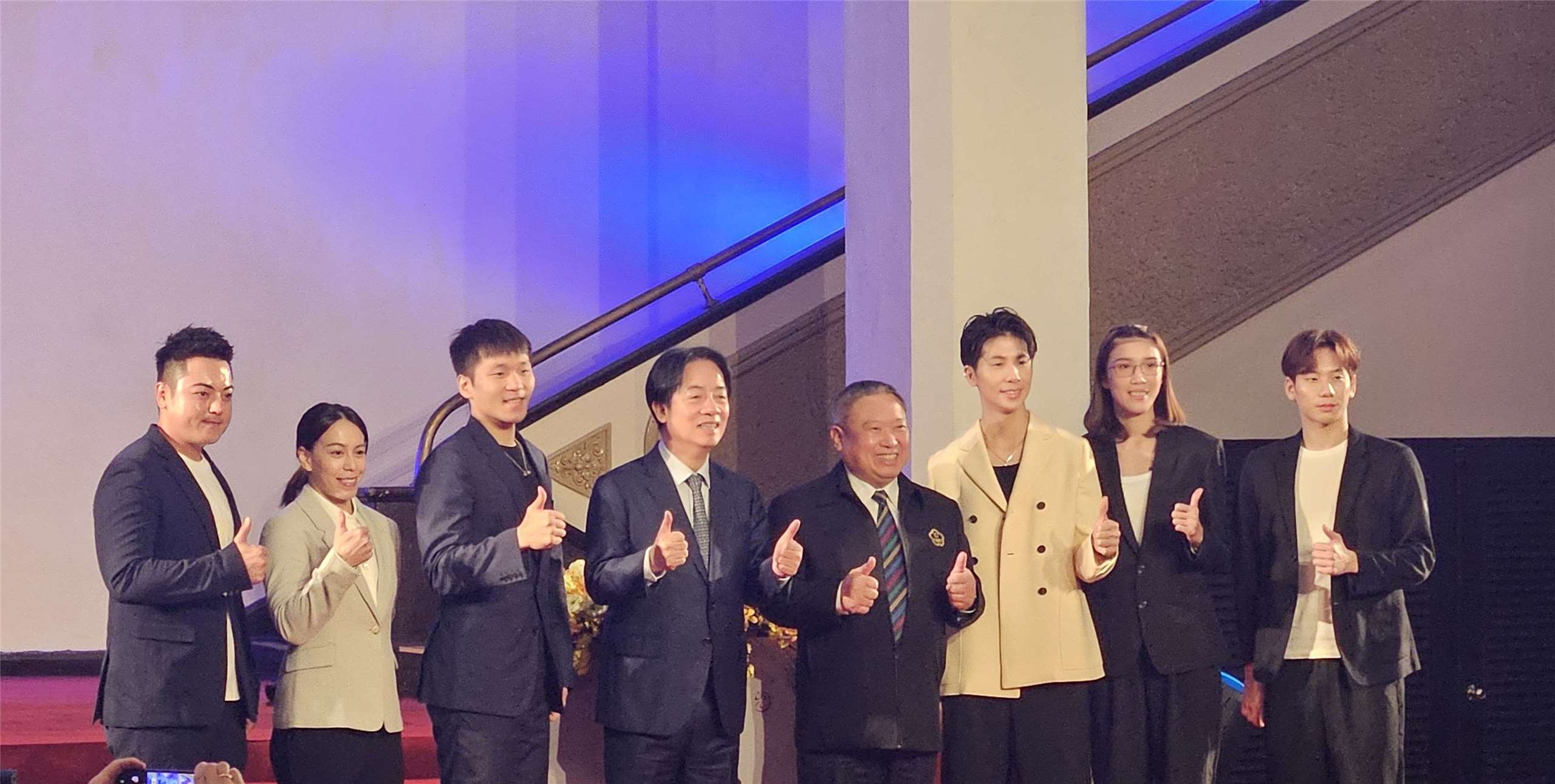 賴清德總統(左4)13日出席「2025年宏道獎頒獎典禮」。(劉品希 攝)