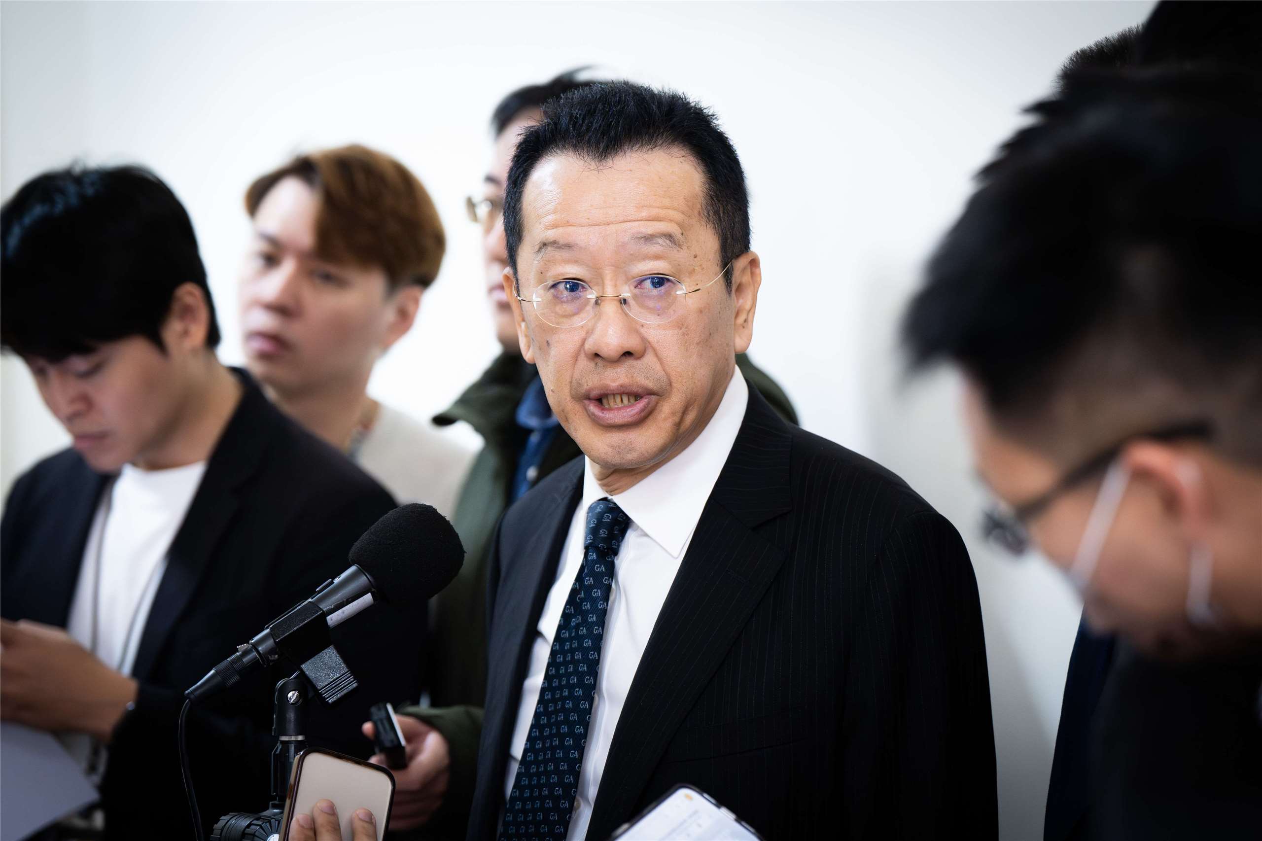 國防部長顧立雄17日在立法院受訪表示，服役是國民應盡的義役，任何閃兵行為都不可取。至於未來是否加重相關刑責，會再與內政部等單位進行討論。(楊仁翔 攝)