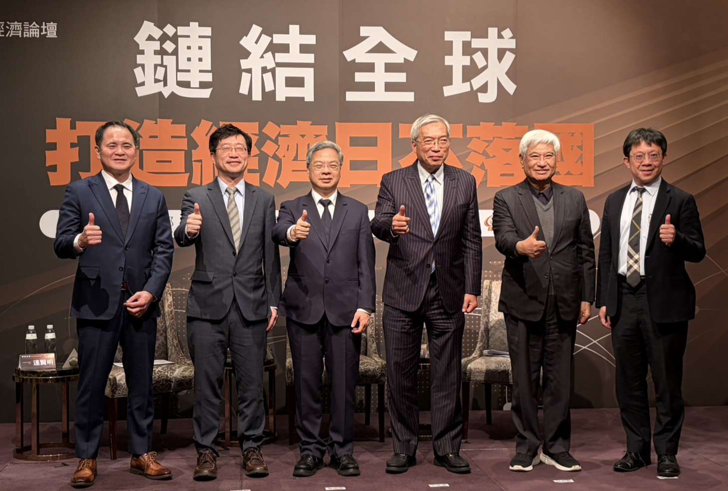 經濟部長龔明鑫(左3)15日出席「2026台灣經濟論壇」。他指出，半導體產業是驅動AI科技發展的關鍵，而台灣半導體在AI供應鏈中具備核心優勢，地位猶如冠冕上的明珠。(蔡芃敏 攝)