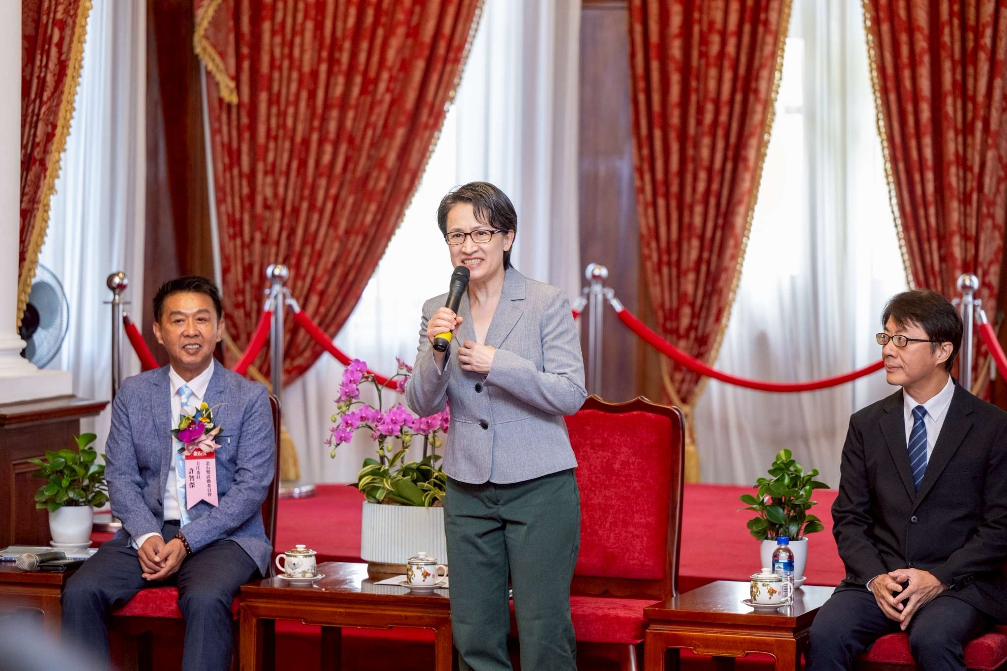 副總統蕭美琴(中)11日接見「建築金石獎」得獎者，肯定並感謝大家在建築領域的貢獻。(總統府提供)