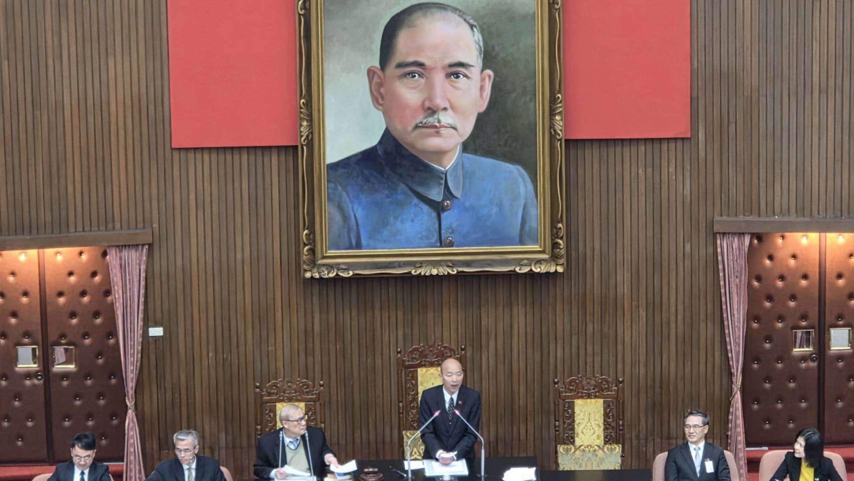 立法院會今天(26日)處理藍、白各自提出的彈劾賴總統案，交全院委員會併案審查 。（劉玉秋攝）