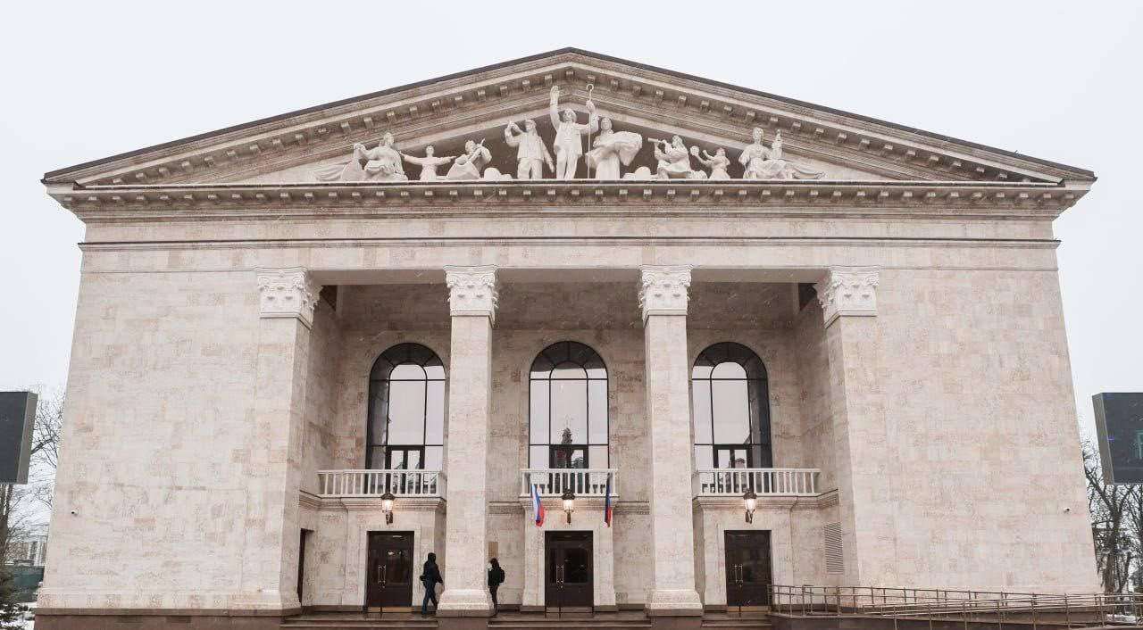 烏克蘭東南部港市馬立波(Mariupol)市中的劇院曾遭到俄軍轟炸並造成多人喪生，俄軍佔領後重新修復，如今成為俄國宣傳象徵。(X平台/@aleksbrz11)