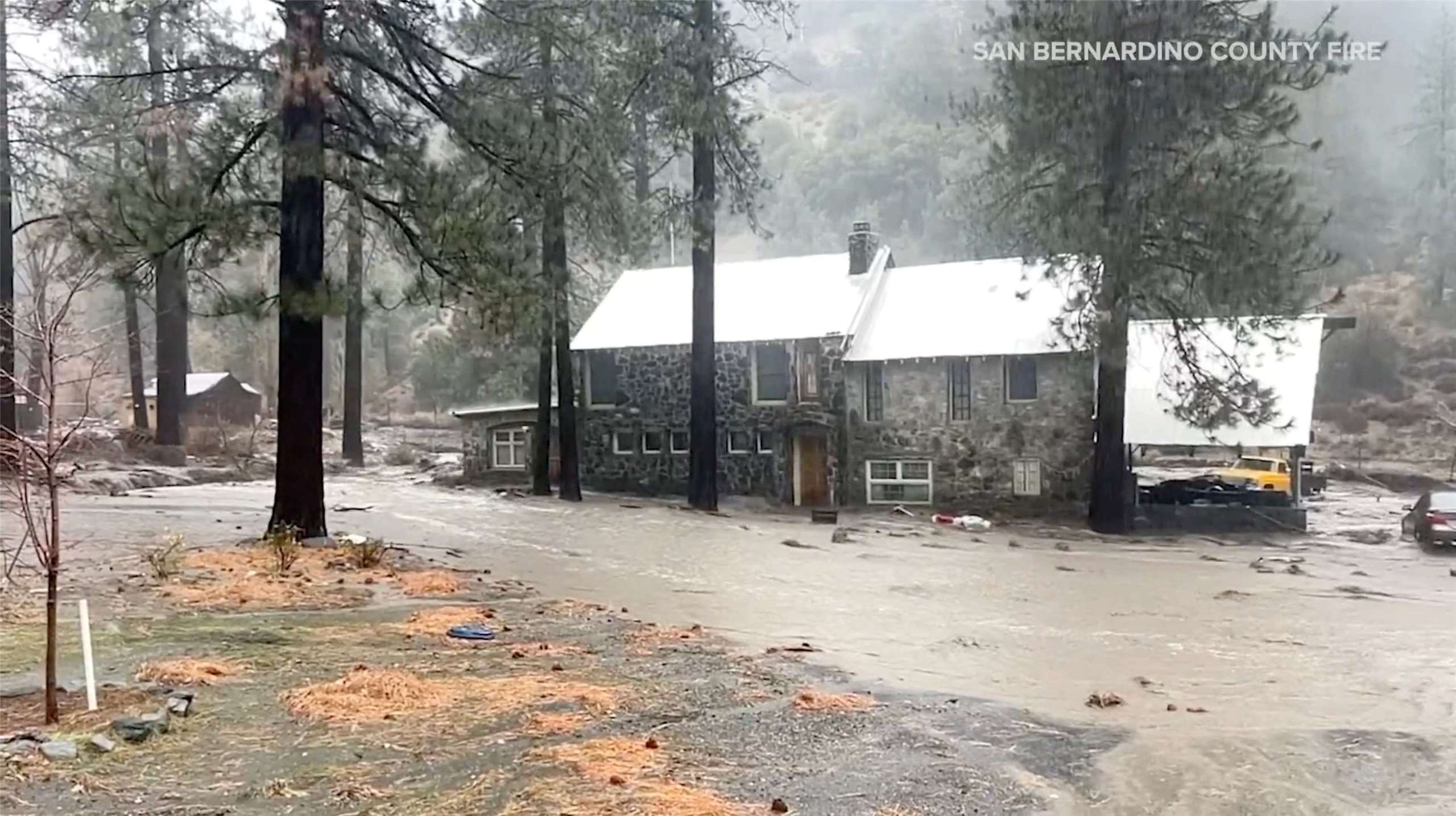 受到「大氣河流」(atmospheric river)推動帶來豐沛水氣，美國加州聖貝納迪諾(San Bernardino County)遭遇暴雨攻擊，洪水肆虐，房屋部分被淹沒。(路透社/達志影像)