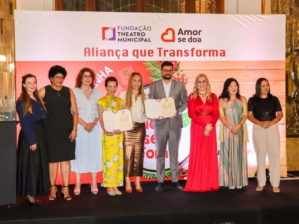 聖保羅市立歌劇院基金會與巴西台灣僑社慈善機構「愛之贈予」5日於歌劇院大廳共同舉辦「聖誕無飢餓」結盟簽約儀式。（愛之贈予提供）