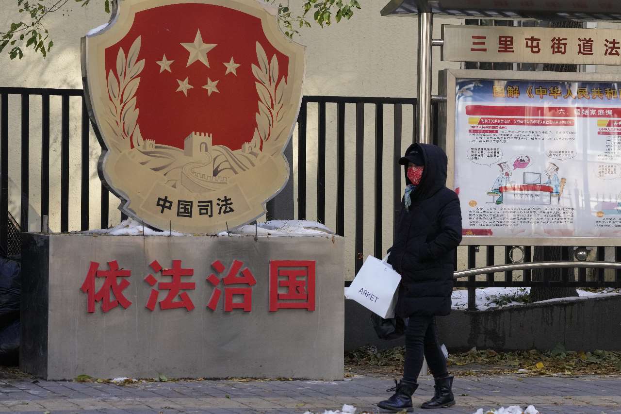 近期一份名單流出，被網友戲稱「全網最忙五人組」，在各種政府招標、藝術比賽、公益補助、期刊編委都可見到這些人，引發網友熱議政府治理空虛。圖為北京街頭宣傳中國法治的宣傳標語示意圖。(美聯社/達志影像)