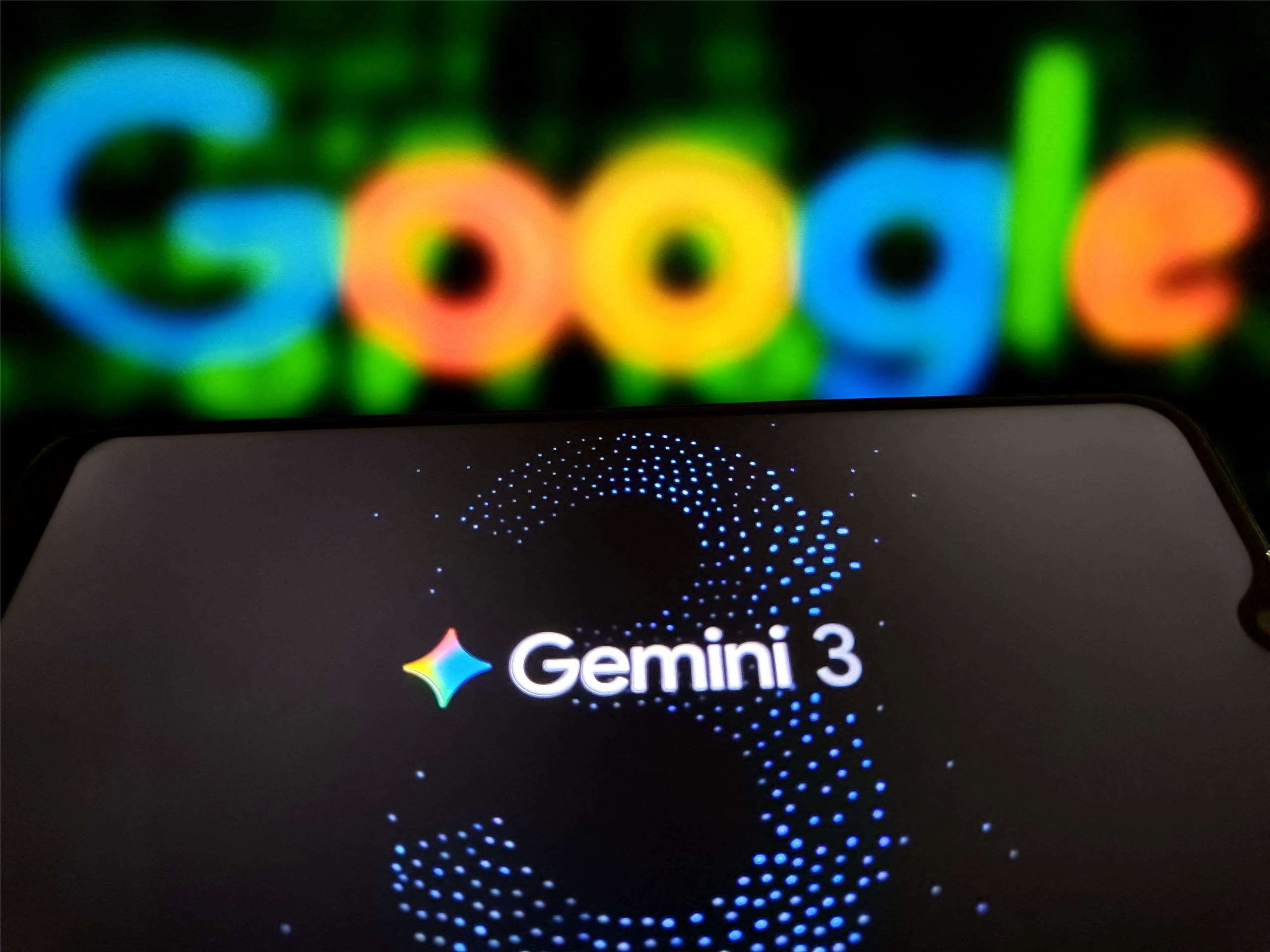 谷歌(Google)以自家研發的AI晶片TPU作為核心所訓練的Gemini 3模型，推出後運算表現展現優異性能，令各界相當稱許。(AFP)
