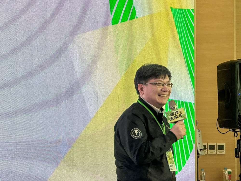 共軍環台軍演進入第二天，台電董事長曾文生表示，能源儲備工作持續進行，天然氣船今早順利進港。(謝佳興 攝)