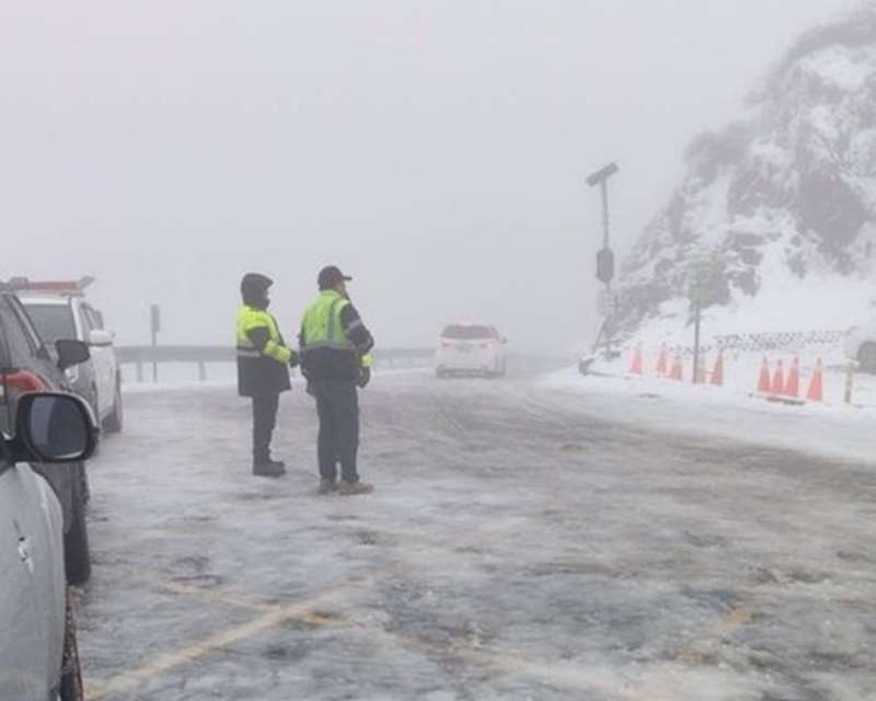 公路局中區養護工程分局28日指出，台14甲線翠峰至大禹嶺路段，考量路面可能結冰，下午5時起實施預警性封閉措施，車輛只出不進。