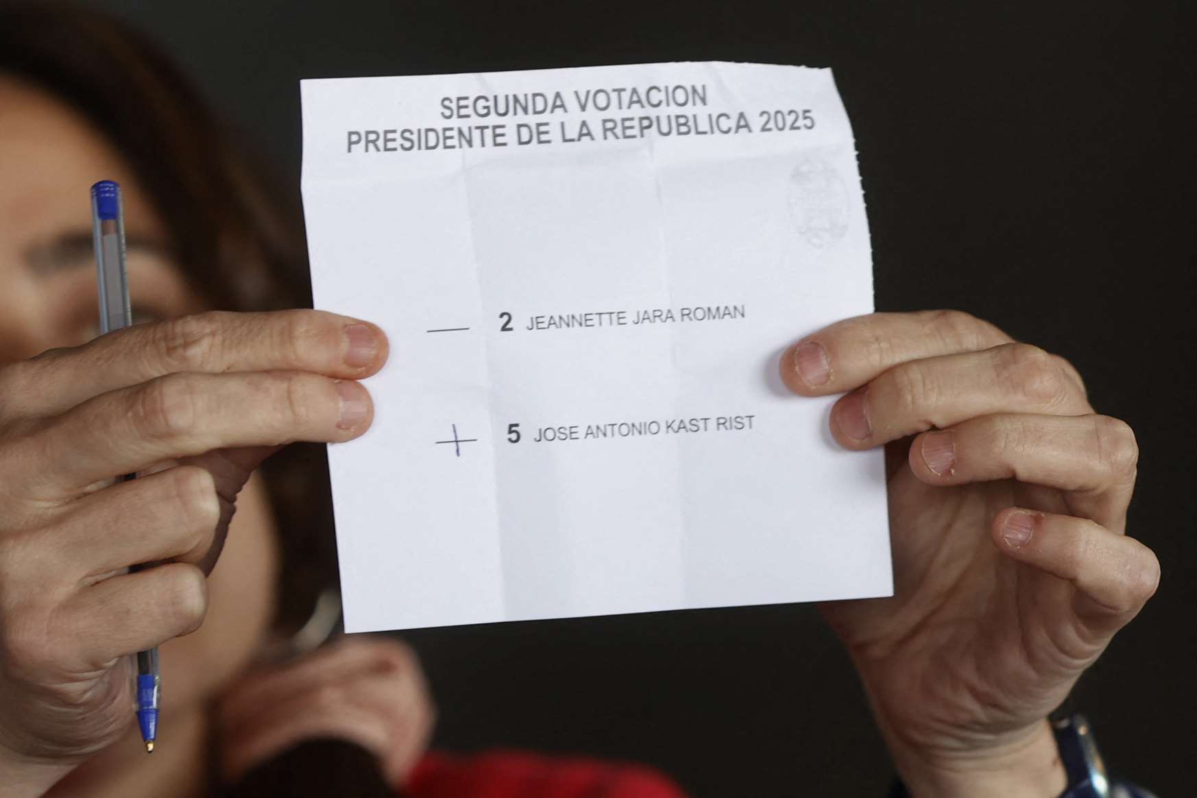 智利14日總統大選第2輪投票的初步結果顯示，極右派共和黨籍的卡斯特(Jose Antonio Kast)領先。