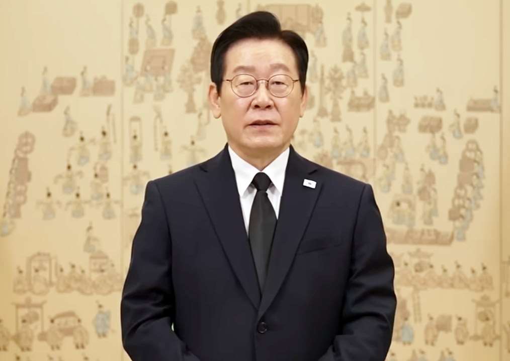 南韓總統李在明29日前往青瓦台辦公，並在濟州航空(Jeju Air)空難一周年之際發表聲明哀悼。(翻攝李在明이재명 YouTube)