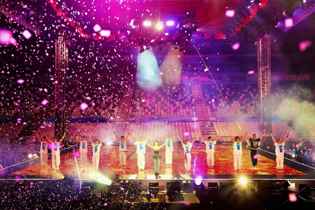 日本歌手濱崎步 （前中著黑衣者）原訂在上海舉行的演唱會遭取消，但她仍在無觀眾的情況下演出完整歌單。(FB)