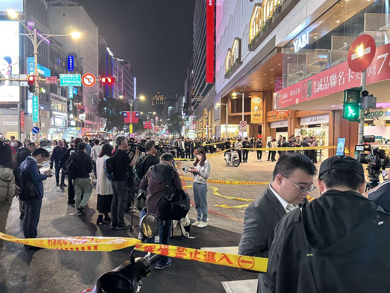 台北捷運台北車站站與中山站19日晚間發生連續隨機砍人事件，27歲逃兵通緝中嫌犯墜樓命危，警方在中山站現場圍起重重封鎖線。(讀者提供)