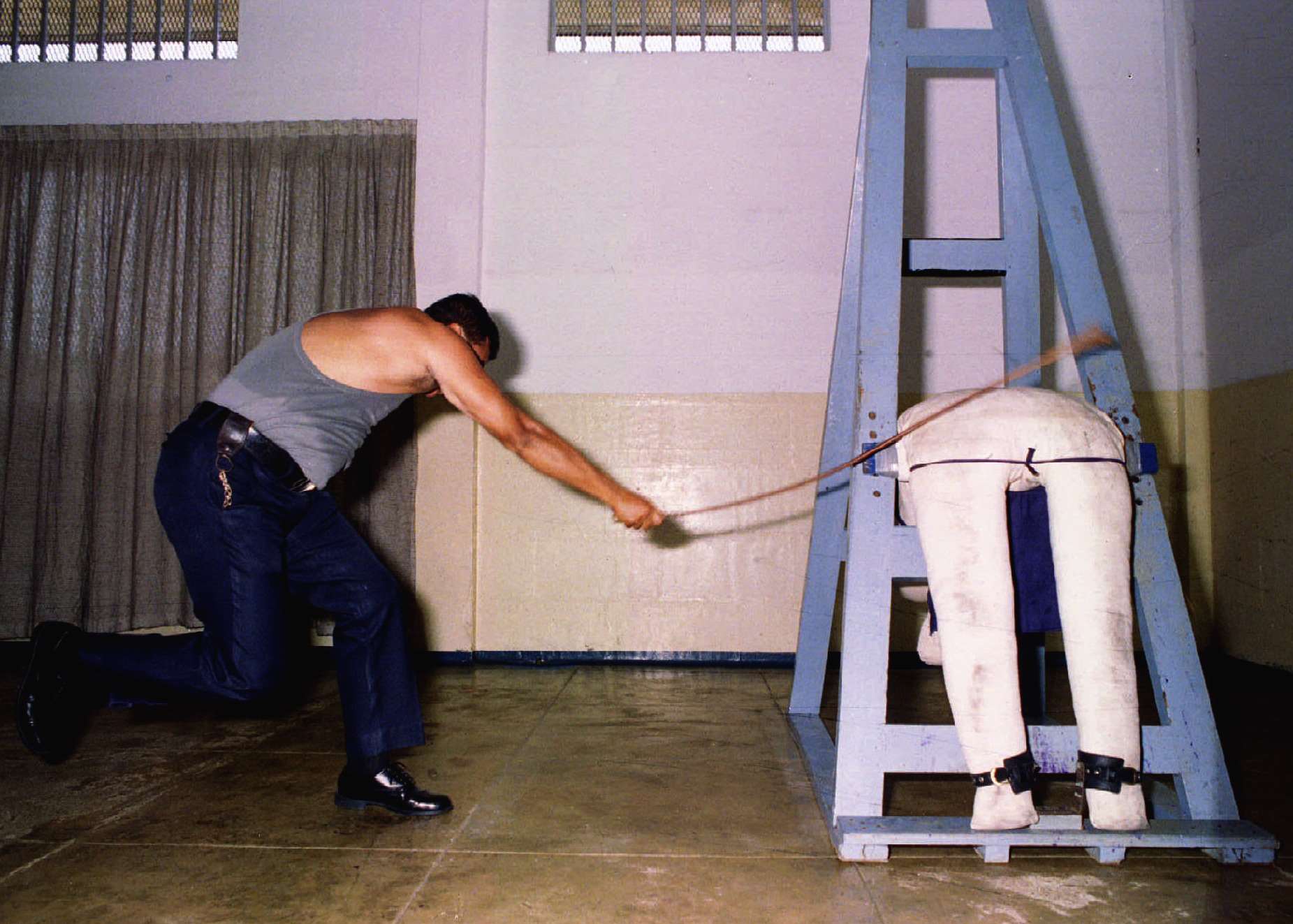 圖為新加坡樟宜監獄管理人員以假人示範鞭刑。 (路透社/達志影像)