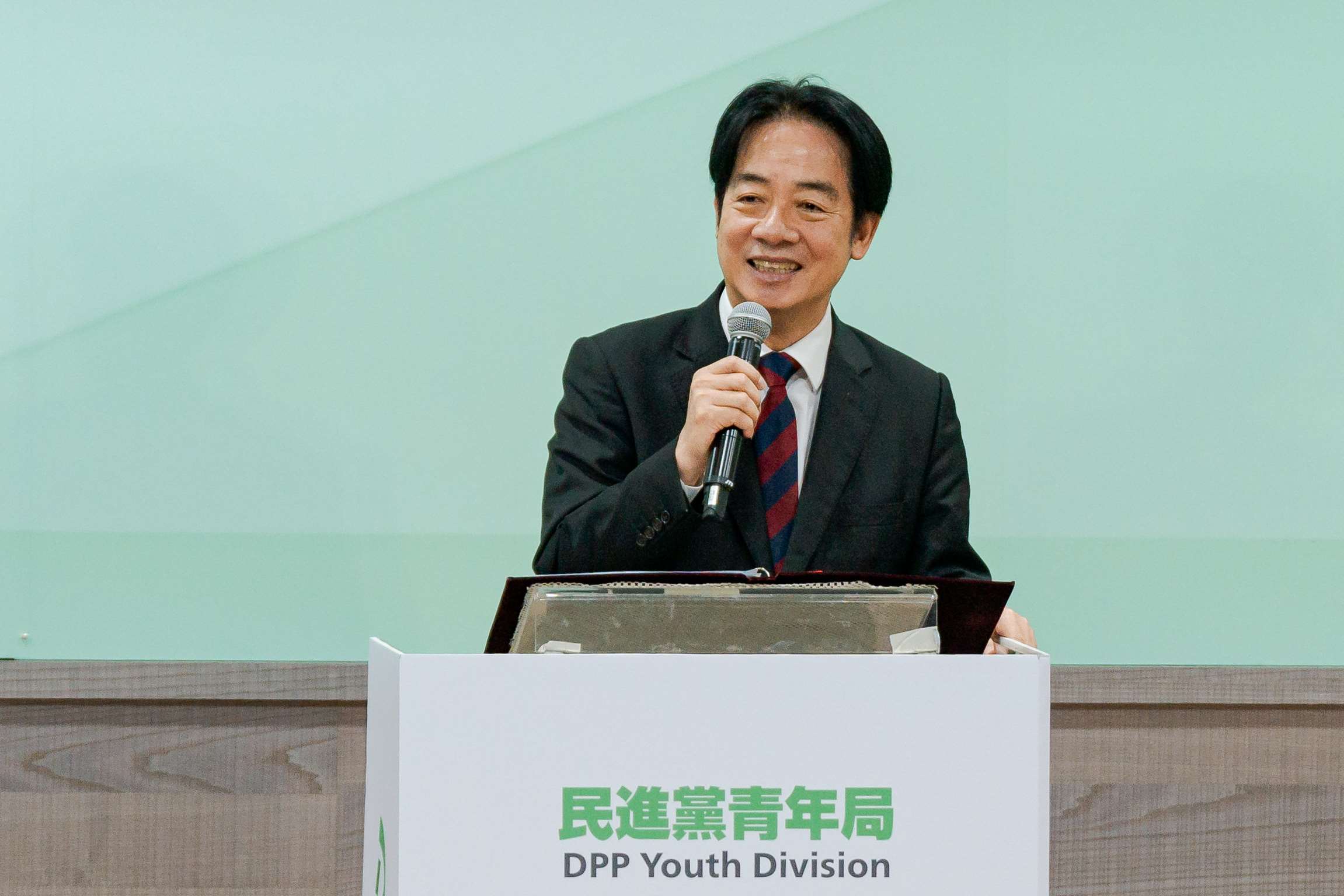 民進黨今天(10日)舉行「民進黨青年局會員大會」，兼任黨主席的賴清德(圖)總統出席大會致詞時表示，民進黨成立青年局後，已完成赴日拜訪等許多任務，建立台日關係的橋梁。（圖：民進黨提供）