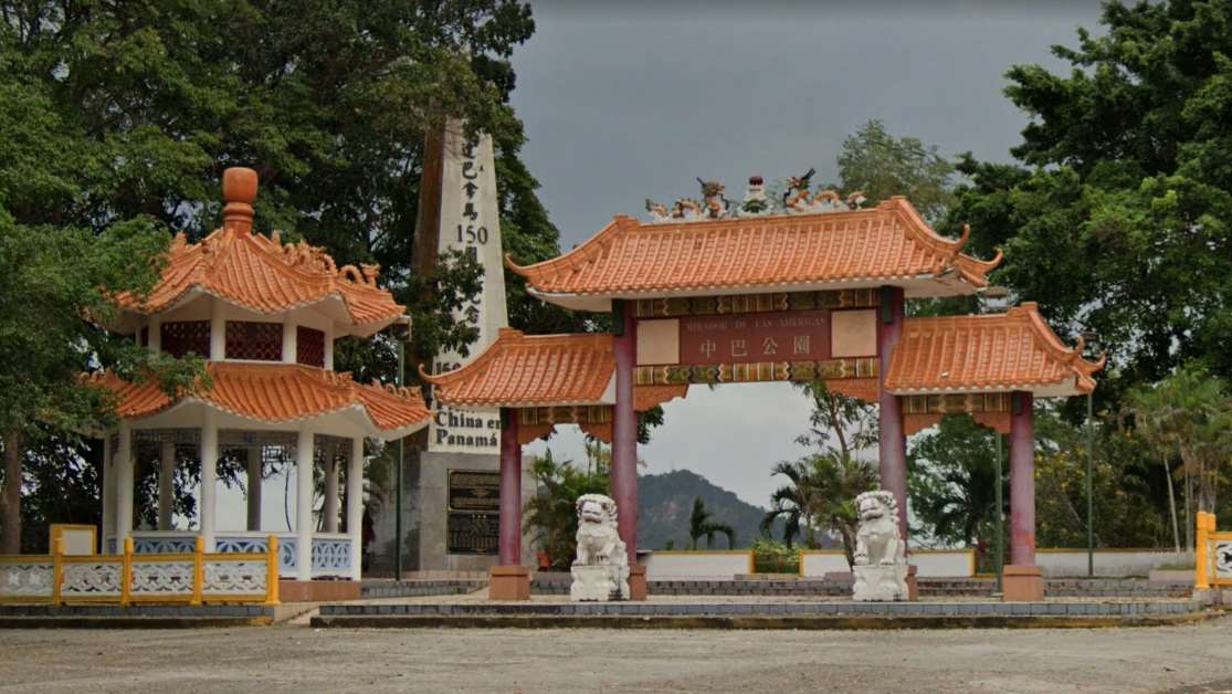 位於巴拿馬運河太平洋入口附近、為紀念華人抵達巴拿馬150周年所設立的紀念碑與牌坊。(翻攝網路圖片)