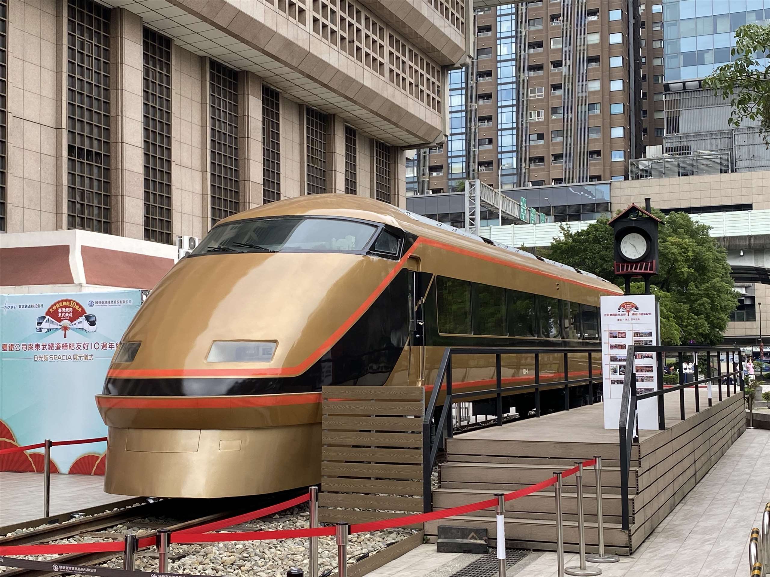 在台北車站東側門廣場展出的東武鐵道「日光詣SPACIA」黃金列車。(吳琍君 攝)