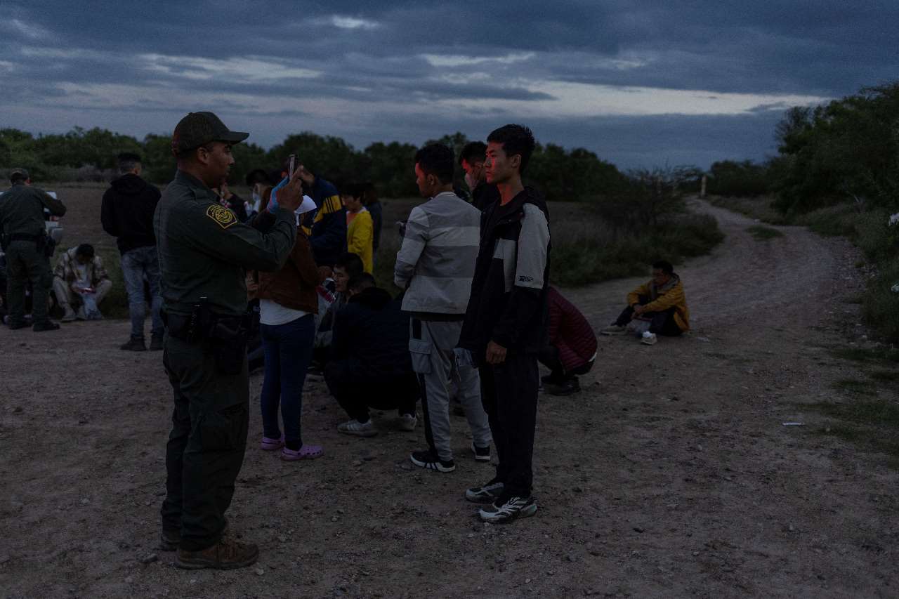 圖為美國邊境人員將中國移民拍照建檔，他們從墨西哥渡河到美國德州。 (檔案照)