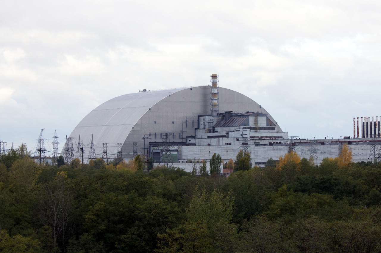 曾發生重大事故的車諾比(Chornobyl)核電廠反應爐上覆蓋有大型防護罩。(維基百科/CC BY-SA 4.0)