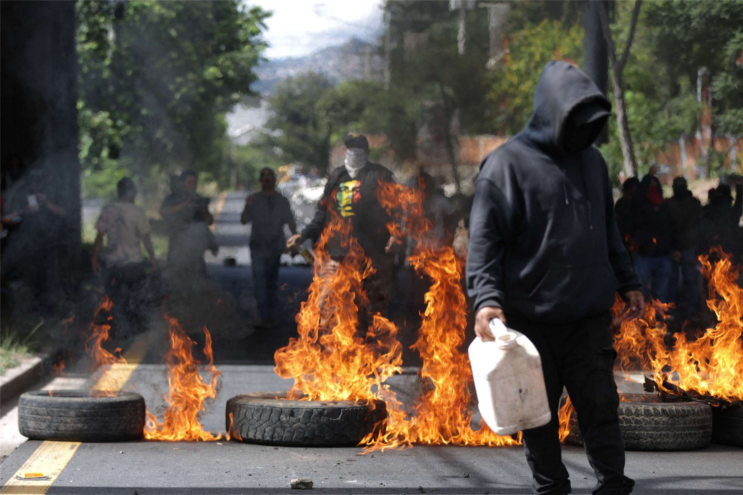 宏都拉斯執政黨自由重建黨(LIBRE)支持者15日占據一條高速公路，要求大選重新計票。