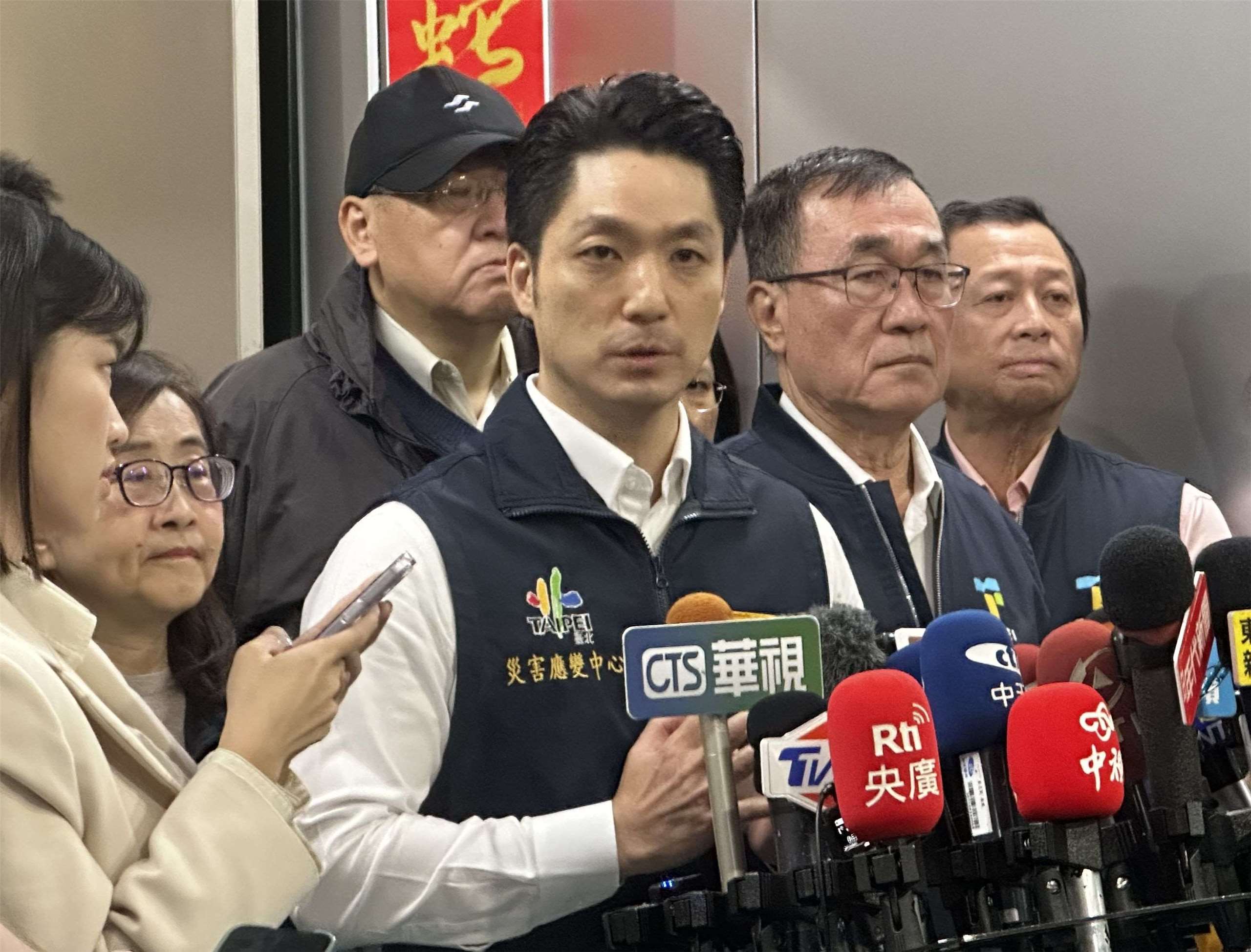台北市長蔣萬安(左2)20日說明台北市因應北車攻擊事件，將自即刻起全市加強戒備。(楊雨青攝)