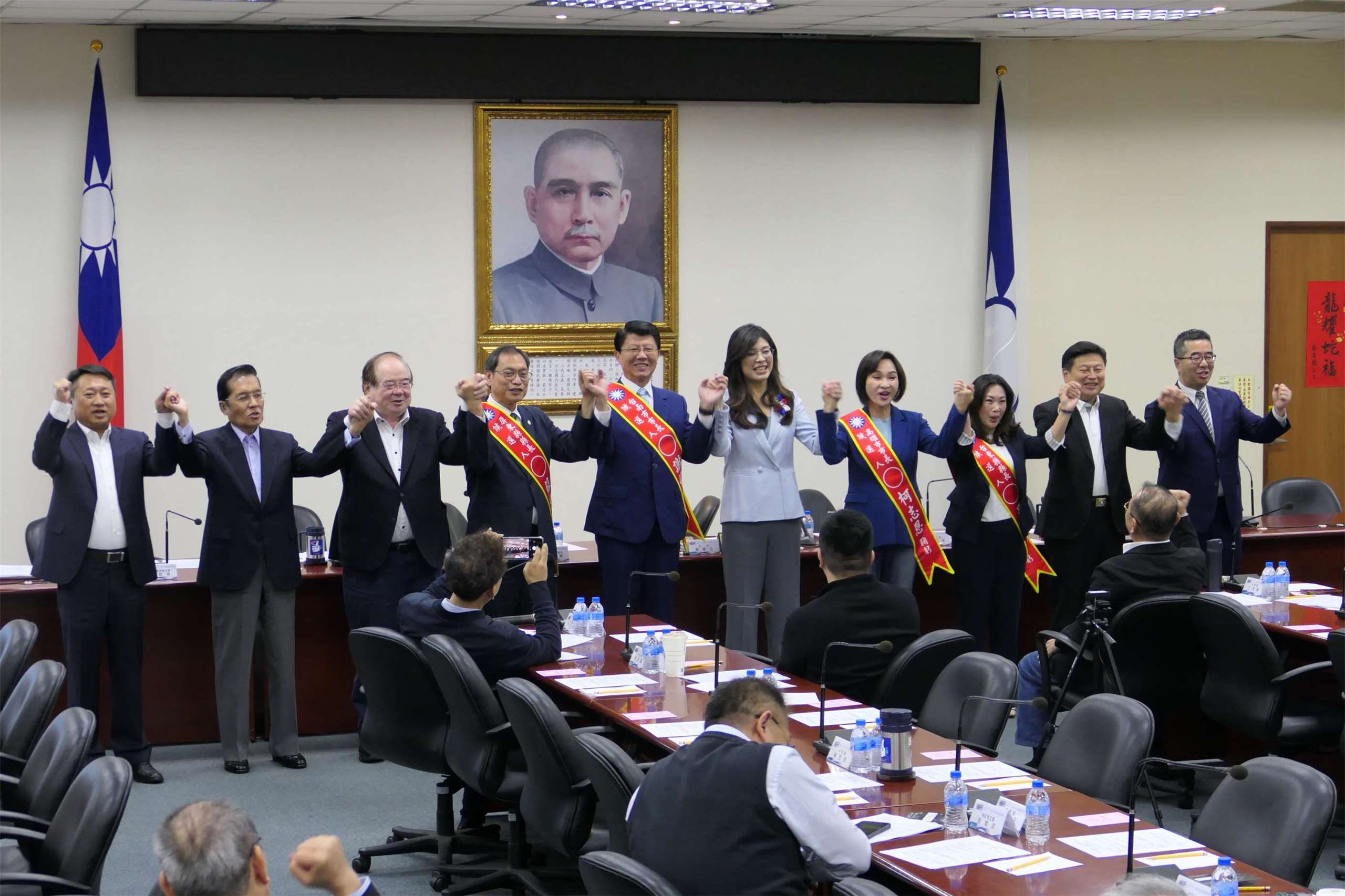 國民黨今天(24日)正式進行首波明年縣市長提名，確定由立委謝龍介(左5)、柯志恩(右4)、蘇清泉(左4)出征台南市長、高雄市長、屏東縣長，以及提名台東縣議會議長吳秀華(右3)參選台東縣長。(趙婉淳 攝)