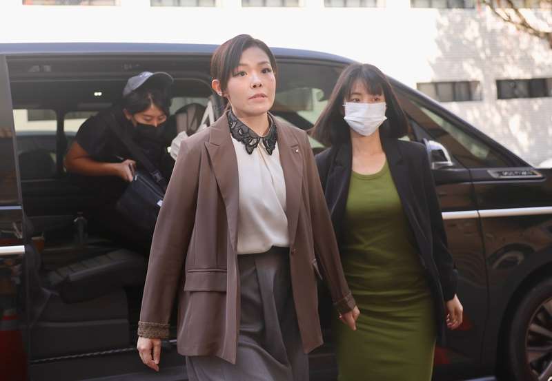 停職中的新竹市長高虹安(前左)。資料照。