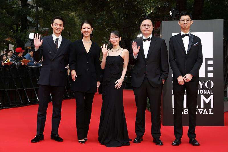 台灣電影《雙囍》監製苗華川、導演許承傑、演員吉岡里帆、余香凝、劉冠廷出席東京國際影展。（取自中央社，東京國際影展提供）
