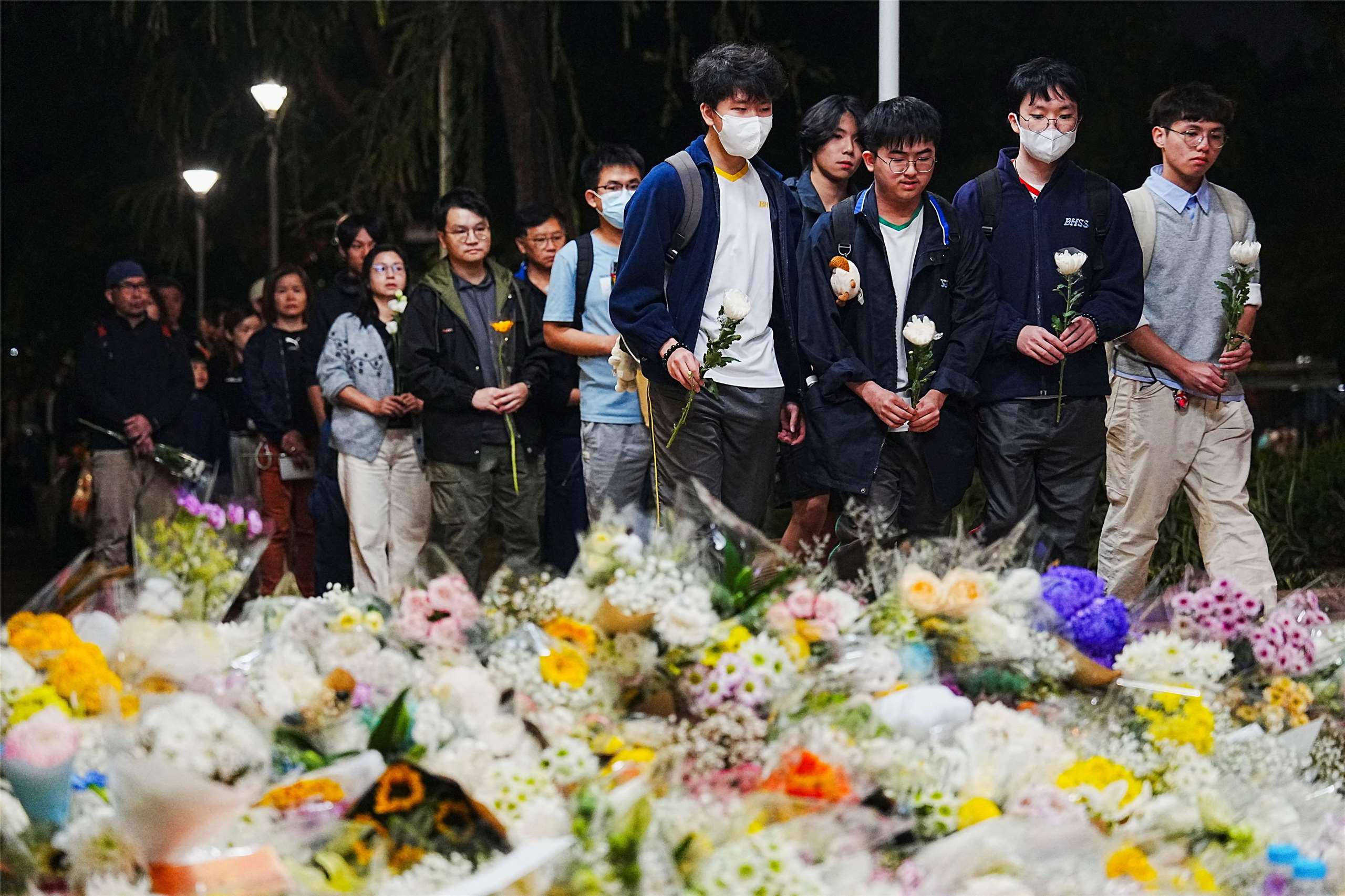 香港宏福苑大火奪128命，悼念人龍綿延數百公尺。(RT/達志影像)