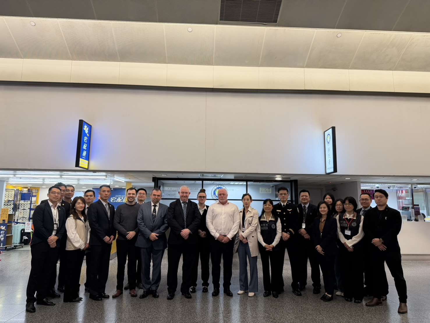 法務部於12月8日順利將1名在我國服刑之英籍受刑人移交英國警官接返回國服刑。圖為：英國皇家監獄及假釋署、英國在台辦事處、內政部移民署、法務部調查局等機關單位人員合照（圖：法務部提供）