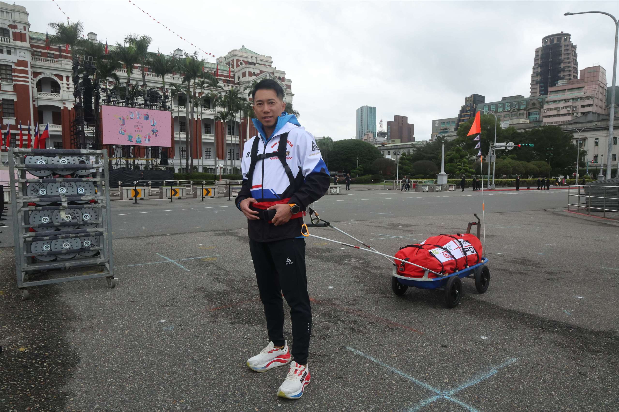 此次元旦升旗典禮國歌領唱團加入極地超馬選手陳彥博一起開唱。