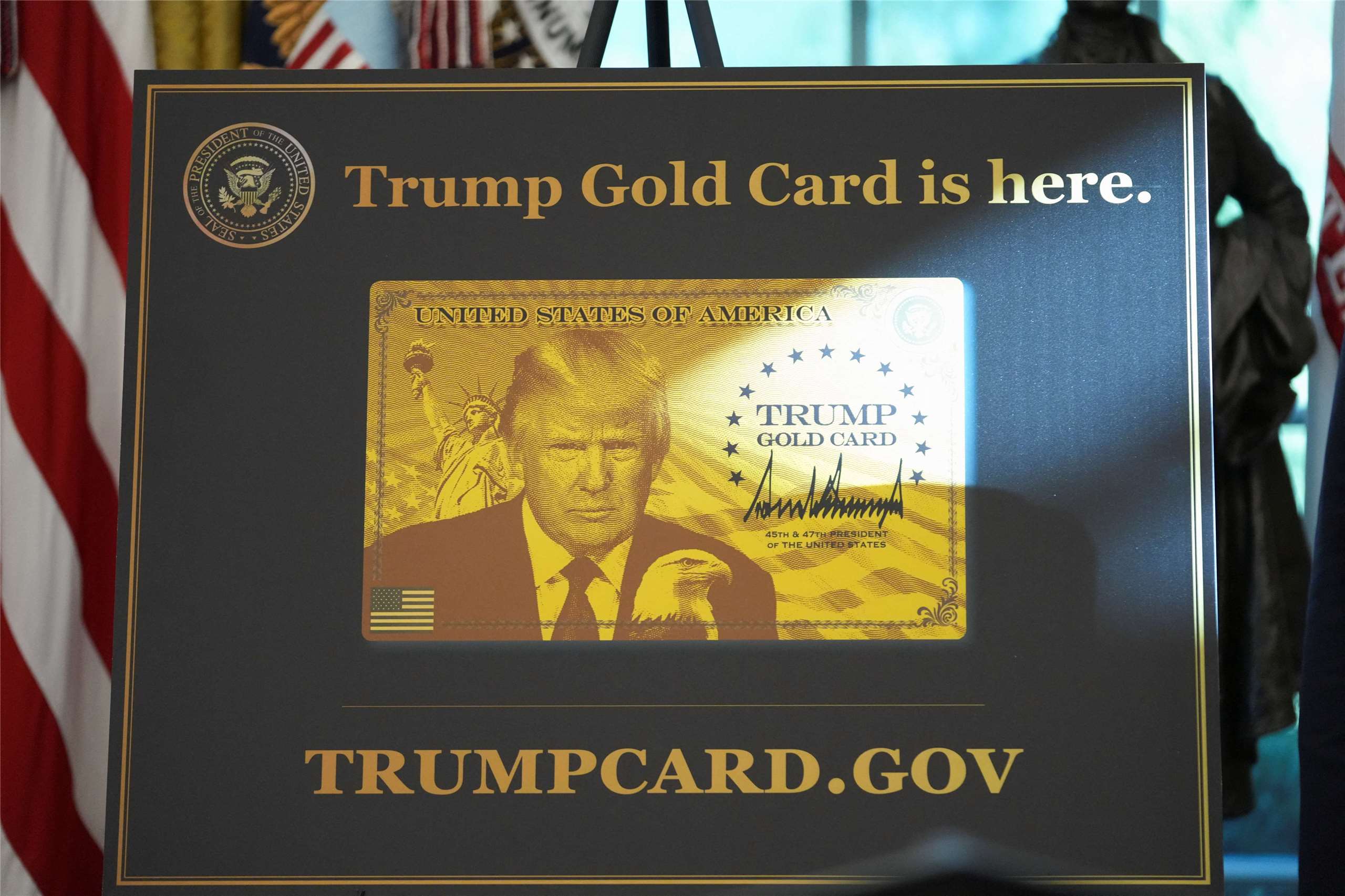 美國總統川普(Donald Trump)政府10日正式啟動「川普金卡」(Trump Gold Card)簽證項目，在高昂的收費下提供途徑，讓非美國公民能夠快速獲得在美國生活的許可。