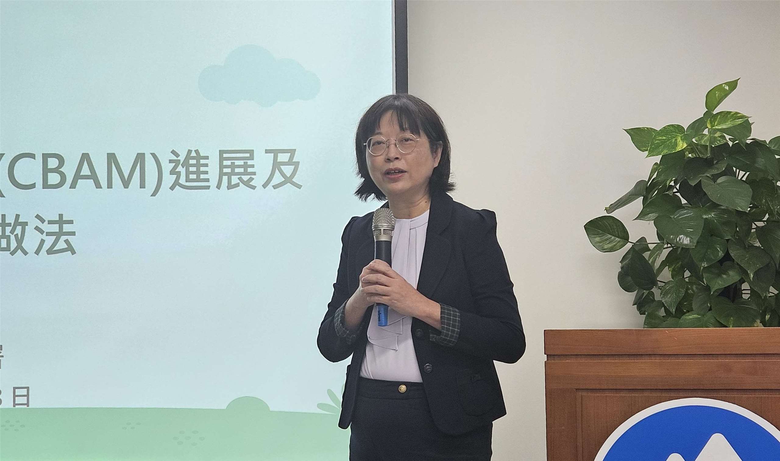 氣候變遷署長蔡玲儀18日說明歐盟CBAM計算方式。(劉品希 攝)