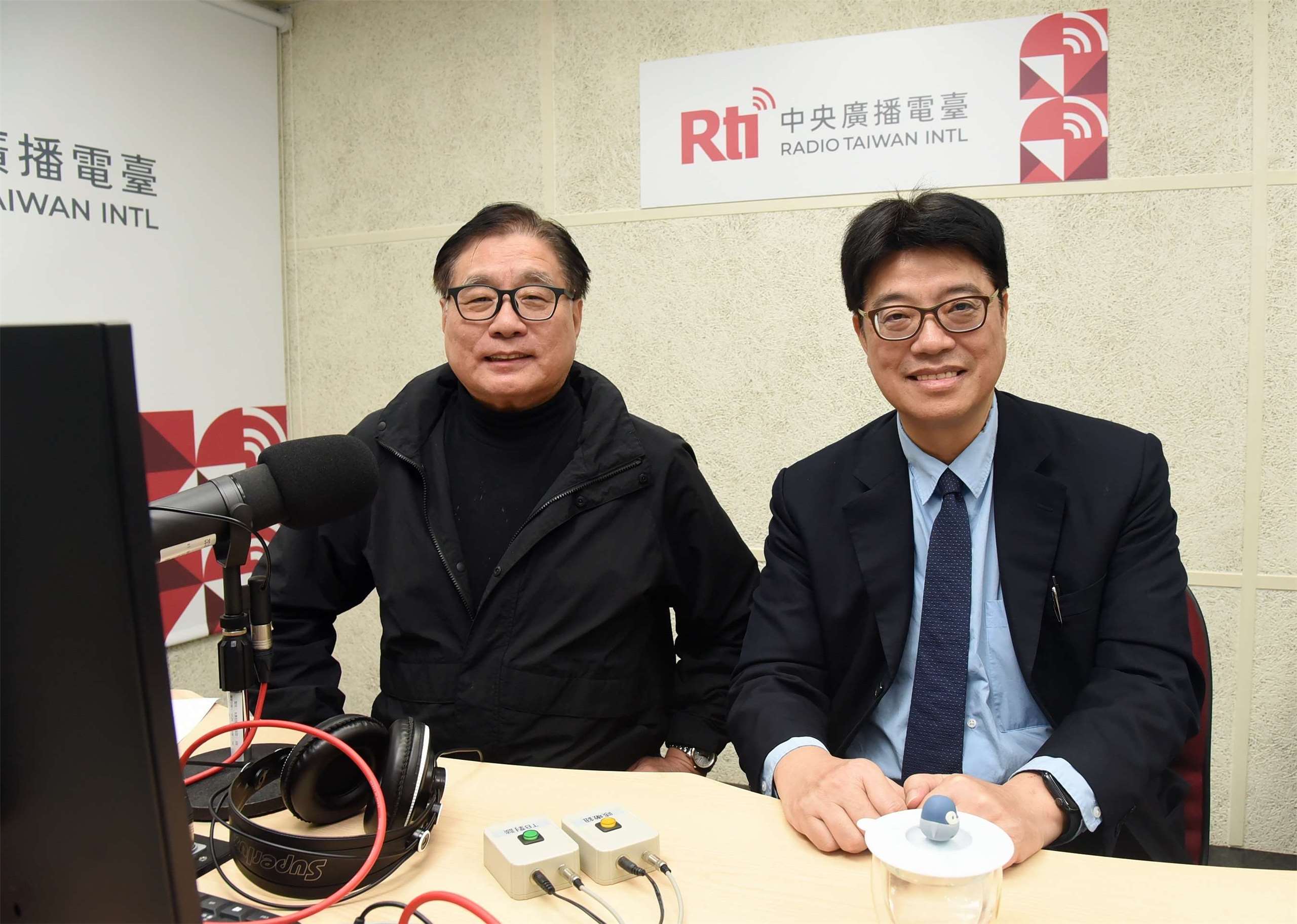 陸委會主委邱垂正接受央廣「為人民服務─楊憲宏時間」節目主持人專訪。( 江麗華拍攝)